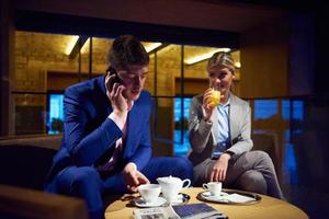 Geschäftspaare trinken nach der Arbeit foto