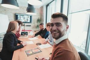 erfolgreiche Mannschaft. Gruppe junger multiethnischer Geschäftsleute, die im Kreativbüro zusammenarbeiten und miteinander kommunizieren. selektiver Fokus foto