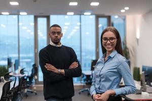 Zwei glückliche, vielfältige, professionelle Executive Business Team-Leute, Frau und afroamerikanischer Mann, die in die Kamera blicken, die in der Büro-Lobby-Halle steht. Teamporträt multikultureller Unternehmensleiter. foto