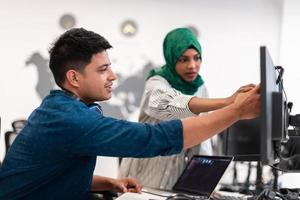 Multiethnische Startup-Business-Team-Araberin, die einen Hijab trägt, trifft sich in einem modernen Großraumbüro, Brainstorming, arbeitet an Laptop und Desktop-Computer. selektiver Fokus foto