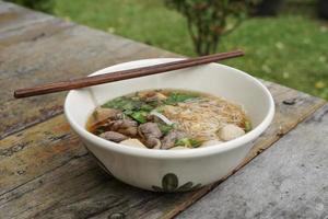 thailändische rindfleischnudelsuppe enthält frisches fleisch, geschmortes rindfleisch und fleischbällchen es ist ein köstliches essen und sehr beliebt. foto