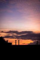 Silhouette des Daches bei Sonnenuntergang foto