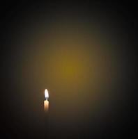 Kerzen wurden in der Dunkelheit angezündet, um einige Rituale wie orangefarbenes Licht durchzuführen. Konzentrieren Sie sich auf die Kerze, es gibt Licht im Hintergrund, es gibt Orange auf der schwarzen Oberfläche. foto
