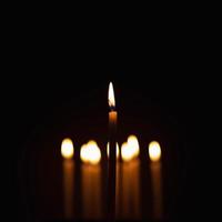 Kerzen wurden in der Dunkelheit angezündet, um einige Rituale wie orangefarbenes Licht durchzuführen. und konzentrieren Sie sich auf einige Kerzen, um sie hervorzuheben. Einige sind für Schärfentiefe und Bokeh unscharf. foto