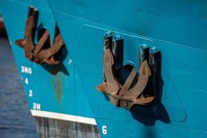 Verrosteter robuster Anker auf blauem Fischerschiff foto