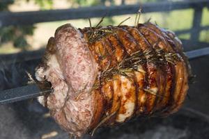 Kalbsbraten auf dem Grill foto