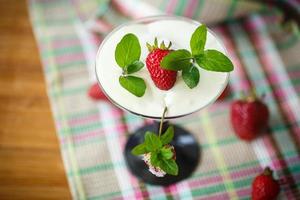 Milch mit Erdbeergelee foto