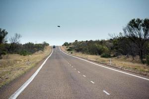 endlose straße der westaustralien-wüste foto