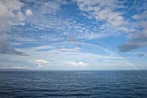 Raja Ampat Papua-Inseln Landschaft mit Regenbogen foto