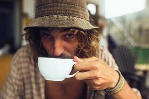 Mann trinkt Kaffee foto