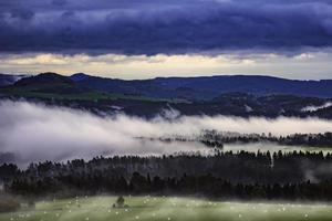 nebliger Morgen in der Landschaft foto