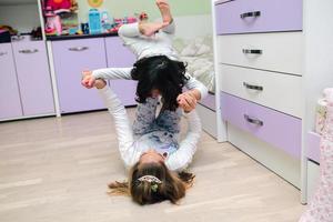 drinnen spielende kinder foto