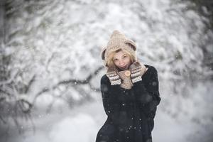 Frau im Schnee foto