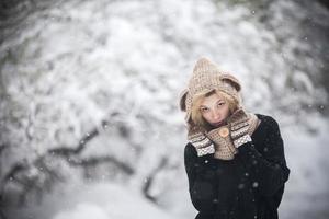 Frau im Schnee foto