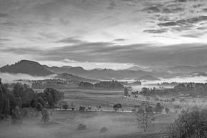 hügelige Landschaft mit Nebel foto