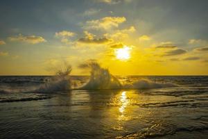 Langzeitbelichtungsfotografie von Wellen und Kieselsteinen am Strand bei Sonnenuntergang foto