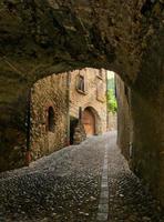 eine Straße in einem mittelalterlichen, italienischen Dorf in den Bergen foto