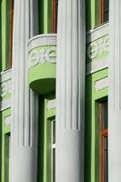 restauriertes altes mehrstöckiges Gebäude mit antiken Säulen, grün gestrichen foto