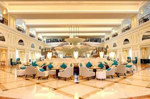 beleuchtetes Lobby-Interieur eines luxuriösen Hotels