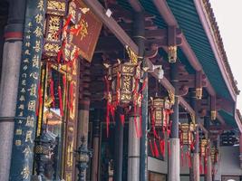 chinesische rote Laterne an der Decke im chinesischen Tempel foto