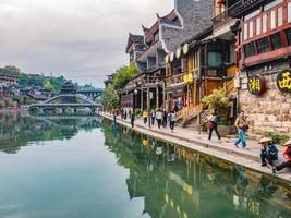 fenghuang,hunan.china-16 october 2018.unacquainted with landscape view of fenghuang old town .phoenix old town or fenghuang county is a count of hunan province, china foto