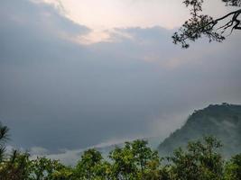 landschaftsblick am morgen auf phu kradueng mountain national park in loei city thailand. phu kradueng mountain national park das berühmte reiseziel foto