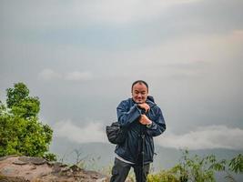 asiatischer trekker mit blick auf die landschaft am morgen auf den phu kradueng mountain national park in der stadt loei thailand. phu kradueng mountain national park das berühmte reiseziel foto