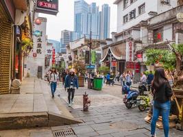 changsha.china-17. oktober 2018. unbekannte menschen oder touristen, die auf der alten straße taiping in der stadt changsha hunan china spazieren gehen. die alte straße taiping, eines der wahrzeichen in der stadt changsha foto