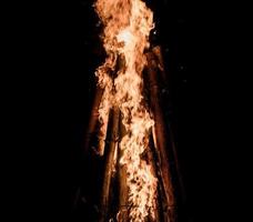 nachts Holz verbrennen.