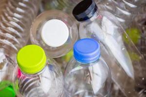 Plastikflaschen, die Hintergrundkonzept recyceln foto