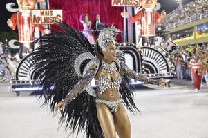 rio de janeiro, rj brasilien - 09. februar 2018 - samba-schulparade im sambodromo. unidos do porto da pedra während des festivals in der marques de sapucai straße. foto