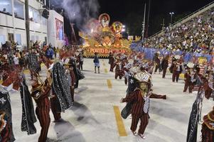 rio de janeiro, rj brasilien - 09. februar 2018 - samba-schulparade im sambodromo. unidos do porto da pedra während des festivals in der marques de sapucai straße. foto