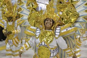 rio de janeiro, rj brasilien - 09. februar 2018 - samba-schulparade im sambodromo. unidos do porto da pedra während des festivals in der marques de sapucai straße. foto