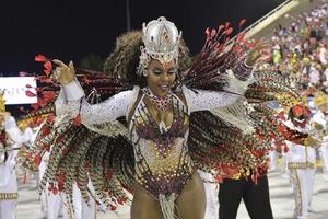 rio de janeiro, rj brasilien - 09. februar 2018 - samba-schulparade im sambodromo. unidos do porto da pedra während des festivals in der marques de sapucai straße. foto