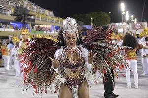 rio de janeiro, rj brasilien - 09. februar 2018 - samba-schulparade im sambodromo. unidos do porto da pedra während des festivals in der marques de sapucai straße. foto