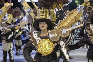 rio de janeiro, rj brasilien - 09. februar 2018 - samba-schulparade im sambodromo. unidos do porto da pedra während des festivals in der marques de sapucai straße. foto