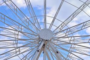 Großes weißes Riesenrad, gefunden bei der Kieler Woche in Deutschland foto