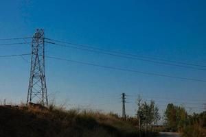 silhouette elektrische türme, die kupferkabel zum transport elektrischer energie stützen foto