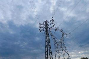 Strommasten, die die Kupferkabel tragen, die Strom übertragen und transportieren foto