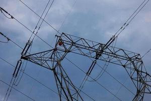 Strommasten, die die Kupferkabel tragen, die Strom übertragen und transportieren foto