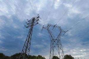 Strommasten, die die Kupferkabel tragen, die Strom übertragen und transportieren foto