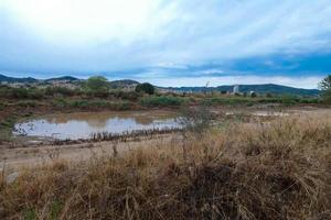 llobregat fluss ganz in der nähe seiner mündung ins mittelmeer in der nähe der stadt barcelona. foto