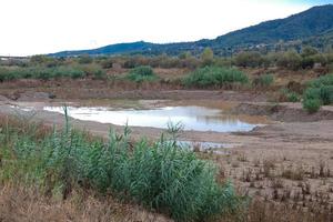 llobregat fluss ganz in der nähe seiner mündung ins mittelmeer in der nähe der stadt barcelona. foto