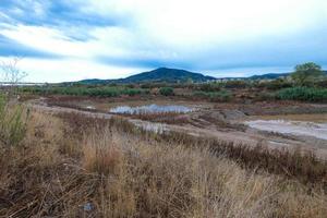 llobregat fluss ganz in der nähe seiner mündung ins mittelmeer in der nähe der stadt barcelona. foto