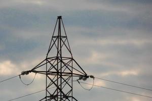 Strommasten, die die Kupferkabel tragen, die Strom übertragen und transportieren foto