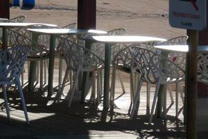 Tische und Stühle aus Weißmetall für den Außenbereich und den Garten foto