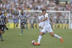 Rio, Brasilien - 1. April 2018 - Paulinho-Spieler im Match zwischen Botafogo und Vasco bei der Carioca-Meisterschaft im Nilton-Santos-Stadion foto