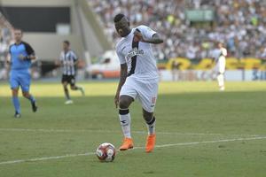 rio, brasilien - 1. april 2018 - riascos-spieler im match zwischen botafogo und vasco durch die carioca-meisterschaft im nilton santos-stadion foto