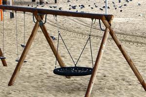 Figuren für Spiel und Sport auf einem Spielplatz in Israel. foto