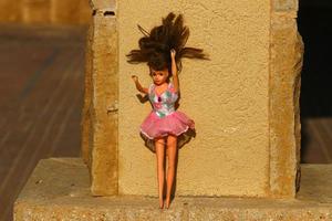 Figuren für Spiel und Sport auf einem Spielplatz in Israel. foto